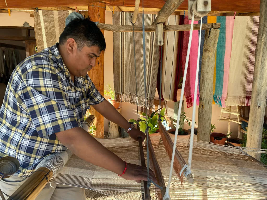 Rodolfo Arnaldo "Terito" Guzmán en el telar de su taller en El Camino de los Artesanos en El Colte, Argentina. (Nora Walsh vía The New York Times)
