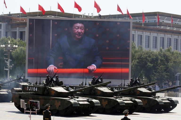 La imagen de Xi Jinping, en un acto militar en la Plaza de Tiananmen, en Pekín. (AP Photo/Ng Han Guan)