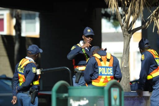 Policías vigilan el 23 de junio la clínica de Johannesburgo en la que está ingresado Mandela desde hace 16 días