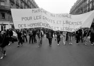 Manifestation à Paris, en 1981.<br><p>Le FHAR se crée en France en marge des manifestations de Mai 68, des groupes gays et lesbiens se réunissant pour dénoncer une société hétéropatriarcale et une homophobie constante. La création du Front a également été accélérée par le scandale de Stonewall Inn, qui a été l’un des tournants de l’histoire du mouvement des droits civiques pour les homosexuels aux Etats-Unis. En juin 1969, à New York, un contrôle de police très violent est effectué dans le bar du même nom, l’un des seuls à accueillir la communauté LGBTQIA+. Dans la nuit, des émeutes éclatent, et le Front de Libération Gay est créé quelques jours plus tard outre-Atlantique. En juin 1970, la première Gay Pride est organisée à New York et porte le nom de la rue où se situait le Stonewall Inn : « Christopher Street Liberation Day March ».</p><br><br><a href="https://www.elle.fr/Love-Sexe/Sexualite/Dossiers/Liberation-sexuelle-75-ans-de-revolutions#xtor=AL-541" rel="nofollow noopener" target="_blank" data-ylk="slk:Voir la suite des photos sur ELLE.fr;elm:context_link;itc:0;sec:content-canvas" class="link ">Voir la suite des photos sur ELLE.fr</a><br><h3> A lire aussi </h3><ul><li><a href="https://www.elle.fr/Societe/L-actu-en-images/70-ans-de-combats-pour-les-femmes#xtor=AL-541" rel="nofollow noopener" target="_blank" data-ylk="slk:75 ans de combats pour les femmes;elm:context_link;itc:0;sec:content-canvas" class="link ">75 ans de combats pour les femmes</a></li><li><a href="https://www.elle.fr/Societe/Les-enquetes/ELLE-75-ans-aux-cotes-des-femmes-3893867#xtor=AL-541" rel="nofollow noopener" target="_blank" data-ylk="slk:ELLE : 75 ans aux côtés des femmes;elm:context_link;itc:0;sec:content-canvas" class="link ">ELLE : 75 ans aux côtés des femmes</a></li><li><a href="https://www.elle.fr/Mode/Les-news-mode/ELLE-a-75-ans-feuilletez-le-tout-premier-numero#xtor=AL-541" rel="nofollow noopener" target="_blank" data-ylk="slk:ELLE a 75 ans : feuilletez le tout premier numéro !;elm:context_link;itc:0;sec:content-canvas" class="link ">ELLE a 75 ans : feuilletez le tout premier numéro !</a></li><li><a href="https://www.elle.fr/Societe/Edito/L-edito-de-ELLE-75-ans-de-ELLE-avec-vous-3893859#xtor=AL-541" rel="nofollow noopener" target="_blank" data-ylk="slk:L'édito de ELLE : 75 ans de ELLE avec vous !;elm:context_link;itc:0;sec:content-canvas" class="link ">L'édito de ELLE : 75 ans de ELLE avec vous !</a></li><li><a href="https://www.elle.fr/Astro/Horoscope/Quotidien#xtor=AL-541" rel="nofollow noopener" target="_blank" data-ylk="slk:Consultez votre horoscope sur ELLE;elm:context_link;itc:0;sec:content-canvas" class="link ">Consultez votre horoscope sur ELLE</a></li></ul>