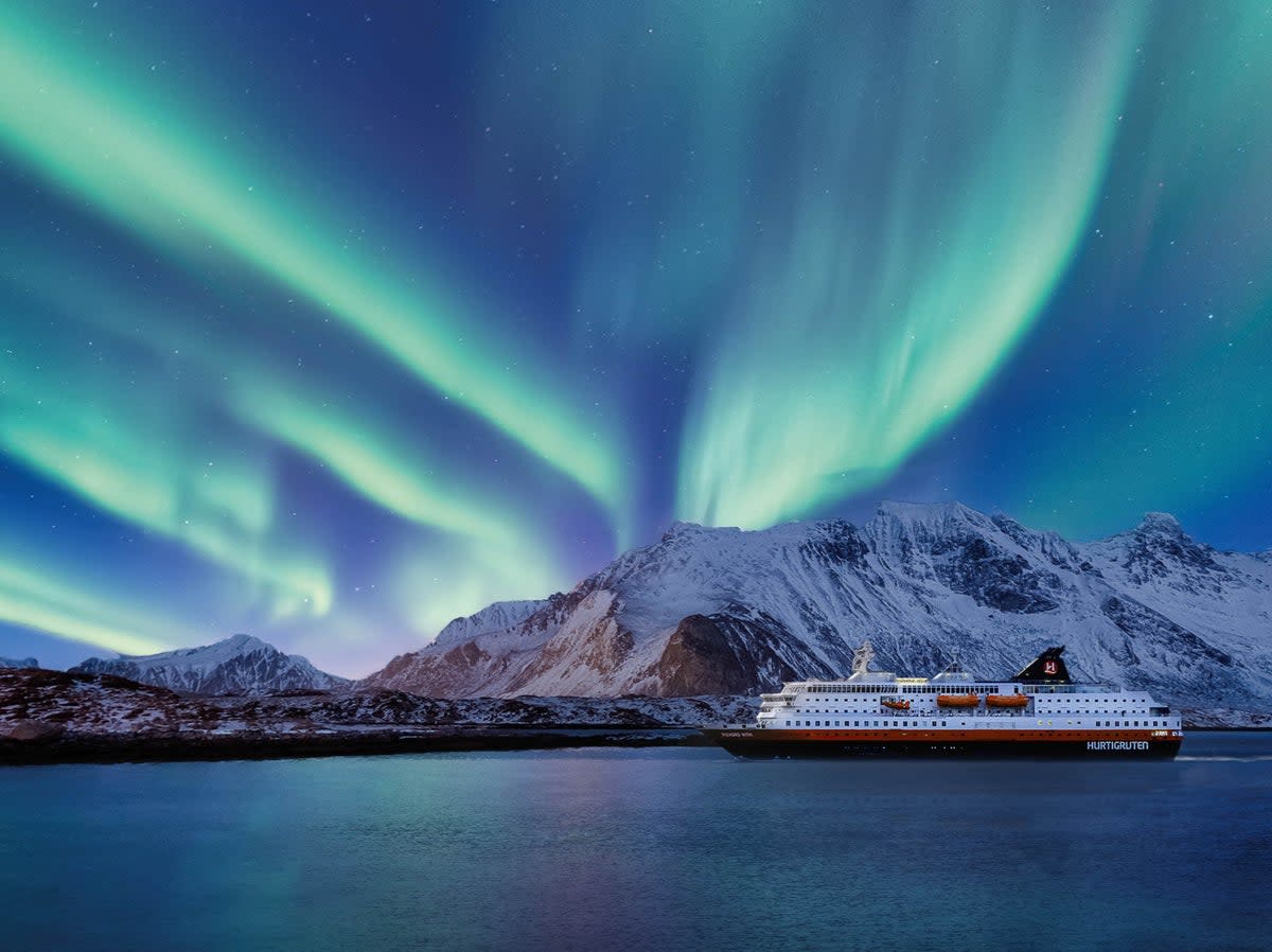 The atmospheric phenomenon dances at its brightest offshore   (Hurtigruten Group)