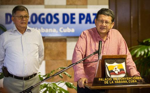 El delegado de las FARC, Pablo Catatumbo (D) junto a su compañero, Rodrigo Granda, el 3 de febrero de 2014 en La Habana (AFP | Yamil Lage)