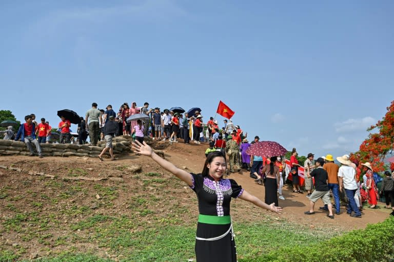 Une Vietnamienne en robe traditionnelle au sommet de la colline A1, site historique de la bataille de Dien Bien Phu, le 6 mai 2024 (Nhac NGUYEN)