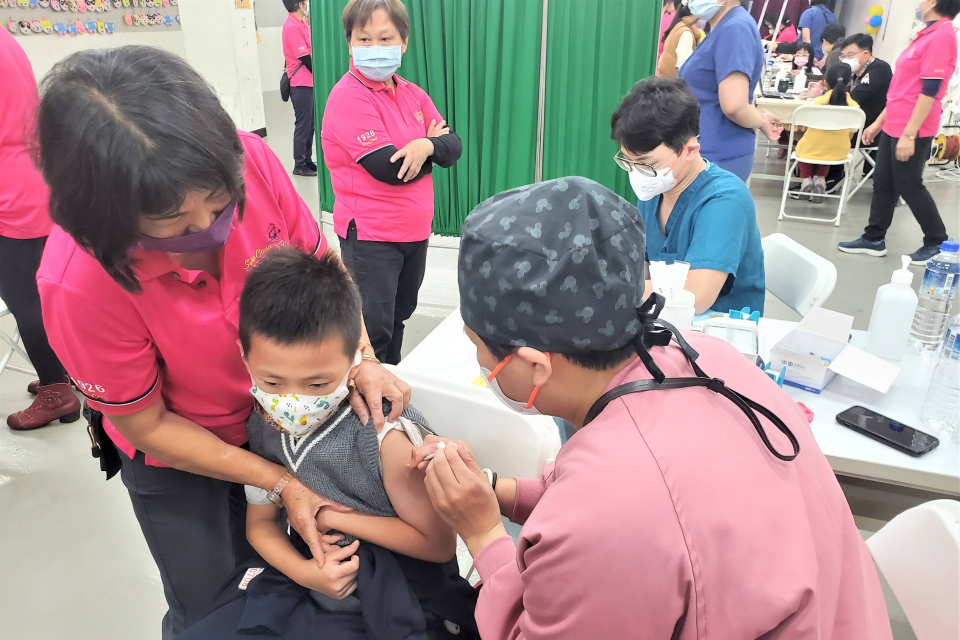 學童接種COVID-19疫苗追加劑