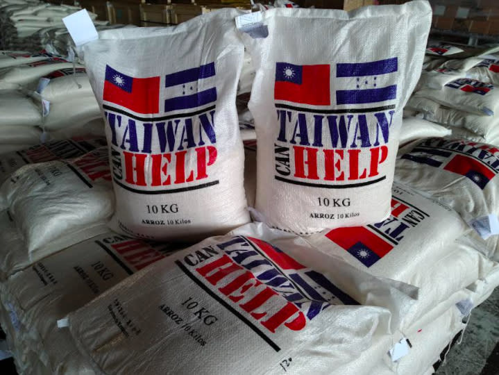 台灣援助宏都拉斯10公斤袋裝白米。   圖：農糧署／提供