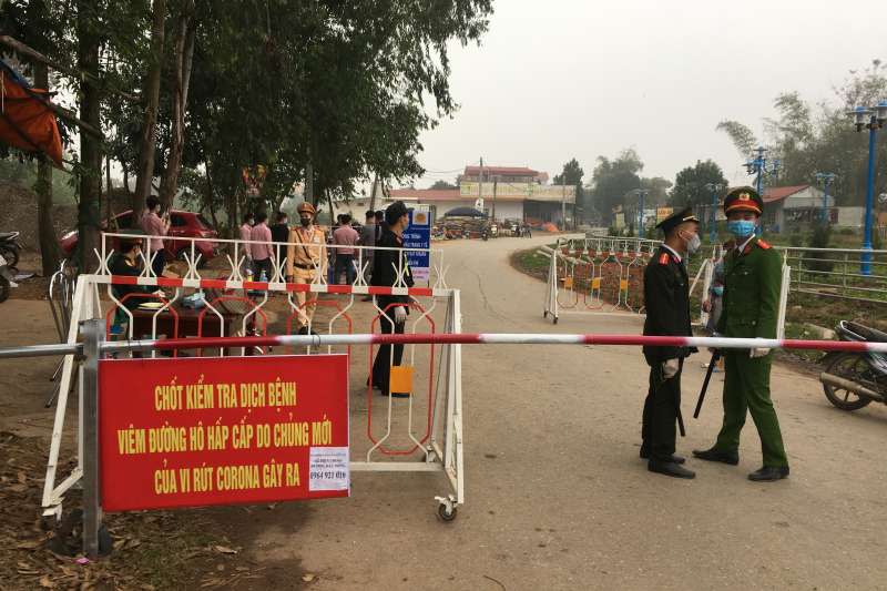 因應武漢肺炎危機，越南12日宣布封鎖永富省山雷村，該村有5例確診病例，上萬人受到隔離。（AP）