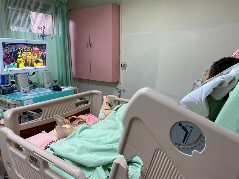 白沙屯媽祖進香，彰化秀傳醫院為陳家姊姊開直播。彰化秀傳醫院提供