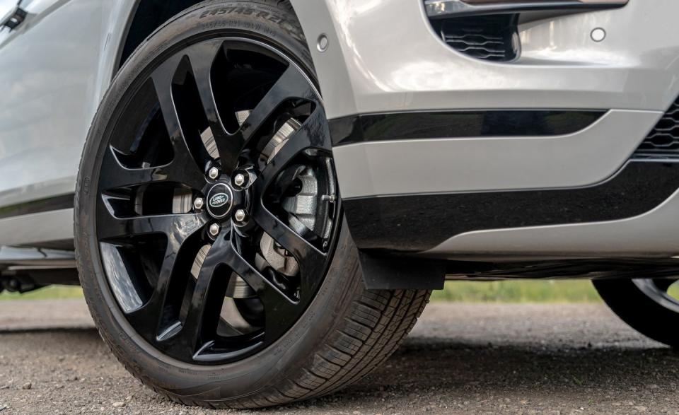 <p>Our test vehicle came with optional 21-inch aluminum wheels, as well as Seoul Pearl Silver paint with gloss black and copper exterior accents.</p>