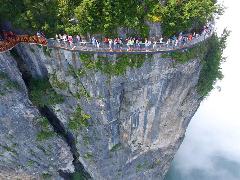 Shanghái se une así además a la moda de los puentes de cristal a grandes alturas que ha llegado a muchas zonas turísticas de China, como el cañón natural de Zhangjiajie, en el centro del país, donde este año se abrió un puente de 393 metros de longitud y suspendido a 360 metros de altura. Foto: Getty Images