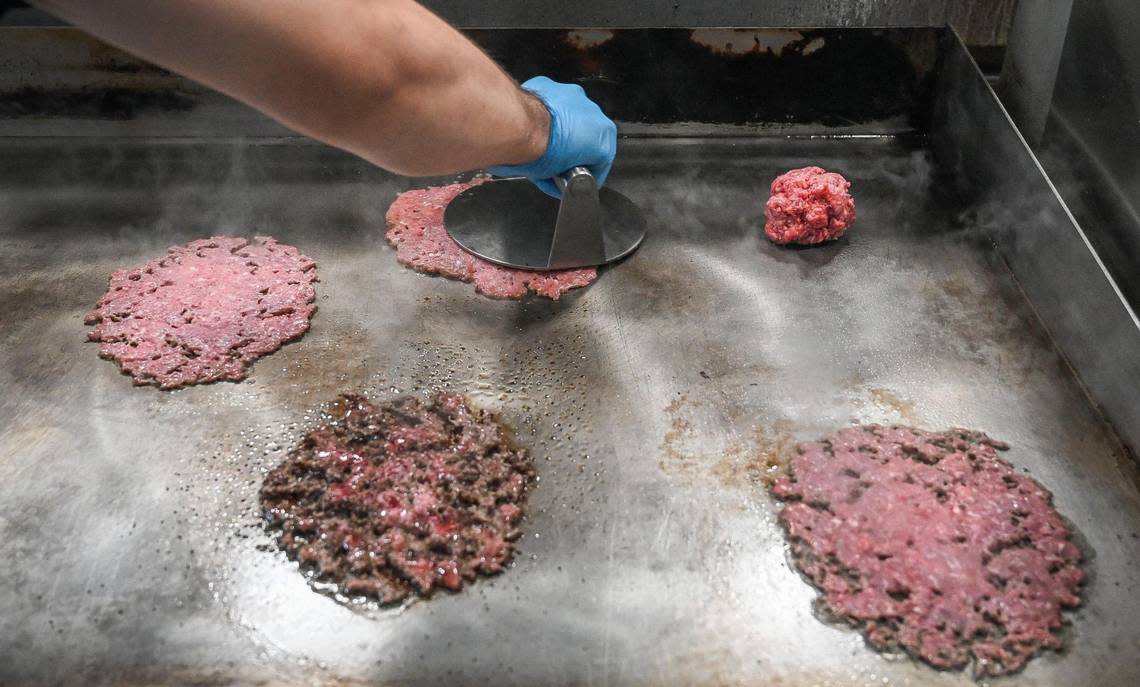 Smash burgers are prepared at Hammy’s Smash Burgers on West Shaw Avenue on Tuesday, Oct. 25, 2022. The new restaurant is in the former Chubby’s.