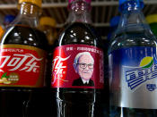 Wer ist denn das? Warren Buffett ist nicht nur ein echter Cola-Fan, sondern hält auch große Aktenbestände an dem Softdrink-Riesen. In China gab es sogar eine limitierte Edition, die sein Konterfei zierte. (Bild-Copyright: Mark Schiefelbein/AP)