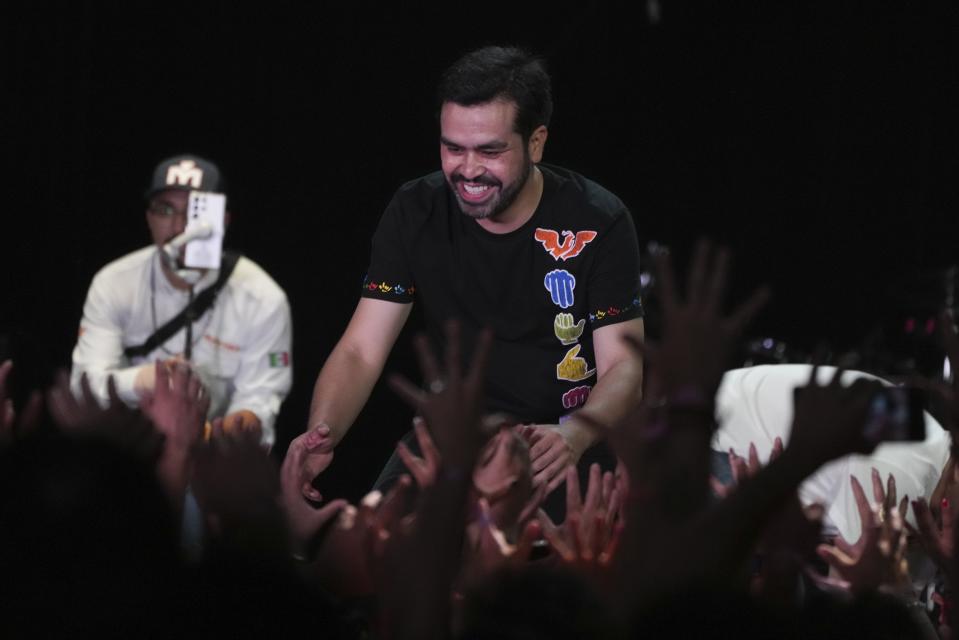 El candidato presidencial Jorge Álvarez Máynez saluda a sus simpatizantes durante un mitin de campaña el miércoles 29 de mayo de 2024, en la Ciudad de México. (AP Foto/Fernando Llano)