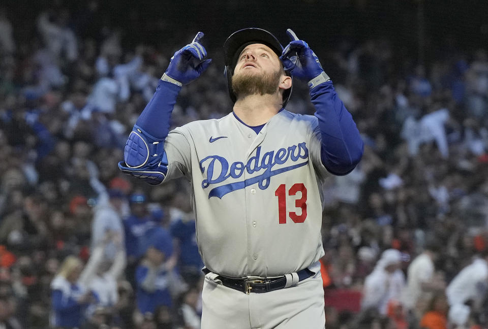 Max Muncy handed in 3 3, 1 walks, including a 7-point RBI score under the double bombardment, helping the Dodgers defeat the feuding giants to end their 3-game losing streak.  (Photo by Thearon W. Henderson/Getty Images)