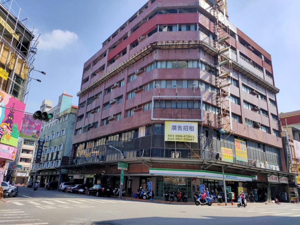 台南市屋齡全台第二老，僅次台北，議員建議加速推動防災型都更。圖為中西區危樓來亞大樓。 （記者林雪娟攝）