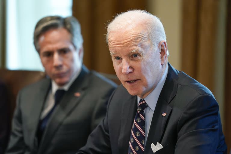 El presidente Joe Biden habla el jueves 10 de marzo de 2022 en la Casa Blanca, en Washington, D.C., mientras lo escucha su secretario de Estado, Antony Blinken. (AP Foto/Patrick Semansky)