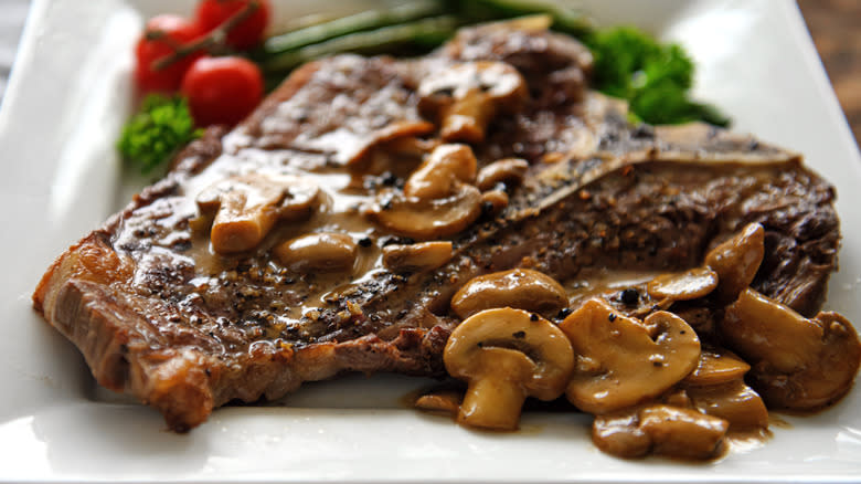 Thin steak with mushroom sauce