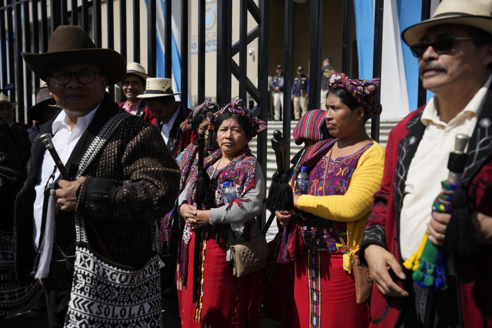 ARCHIVO - Manifestantes indígenas exigen la renuncia de la fiscal general, Consuelo Porras, y del fiscal Rafael Curruchiche en Ciudad de Guatemala, el 2 de octubre de 2023. (AP Foto/Moisés Castillo, Archivo)