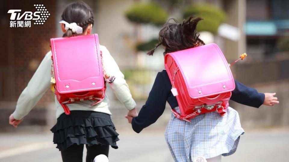 日本小學6年級女生裸上身健檢惹議。（示意圖，非當事人／shutterstock 達志影像）