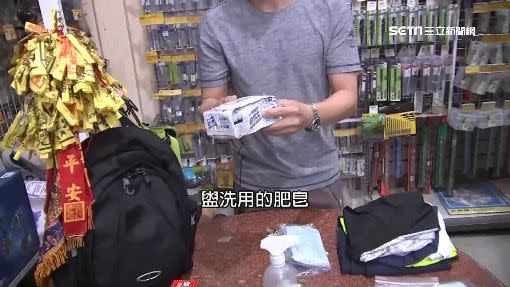 香客今年特別準備各式防疫用品。