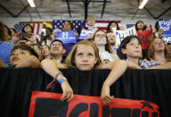 Una niña escucha a Clinton durante un mitin en Sacramento City College, el domingo 5 de junio de 2016, en Sacramento, California. (AP Foto/John Locher).