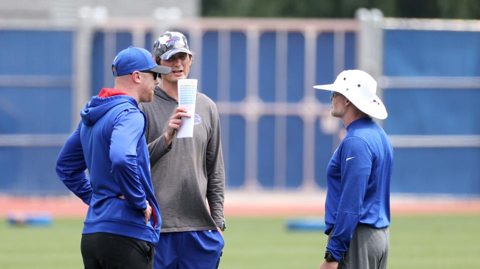 Bills offensive coordinator Ken Dorsey (center) with head coach Sean McDermott and quarterbacks coach Joe Brady (left) during minicamp. 