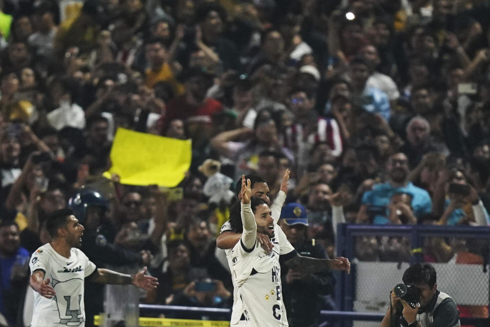 César Huerta, de Pumas, celebra con sus compañeros después de anotar el segundo gol de su equipo en contra de Chivas de Guadalajara, durante el partido de vuelta de los cuartos de final del Torneo Apertura de México, el domingo 3 de diciembre de 2023. (AP Foto/Marco Ugarte)