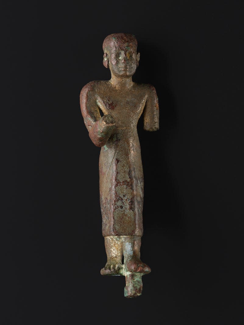 Die altägyptische Bronzefigur eines Priesters aus der Zeit zwischen 1069 und 656 v. Chr., gefunden in einer Schule in Schottland. - Copyright: National Museums Scotland