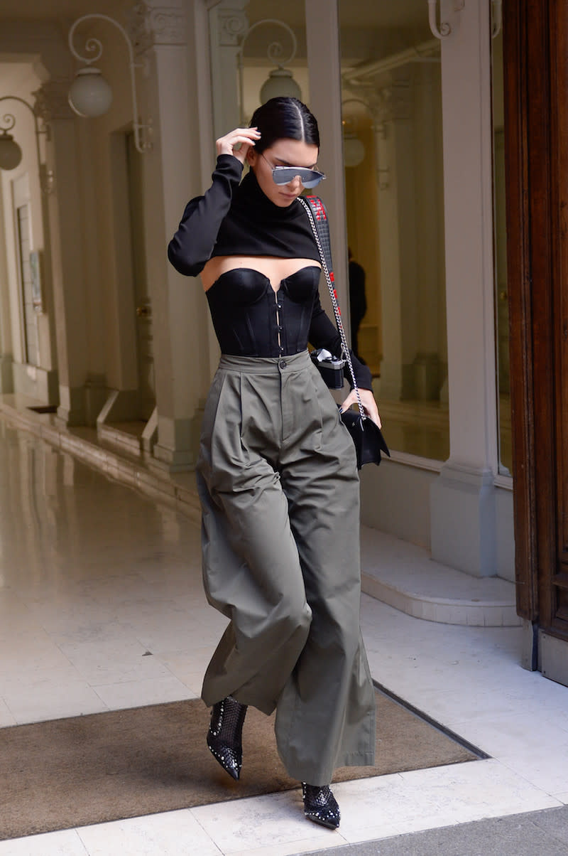 <p>… Und auch “Victoria’s Secret“-Engel Kylie Jenner scheint aktuell einen ähnlichen Stil zu favorisieren. Das Model zeigte sich in Paris kürzlich in dieser stylishen Kombo aus High-Waist-Flatter-Hose und Korsage. (Bild: ddp Images)</p>