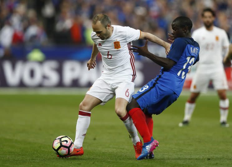 <p>Le temps où la bande à Iniesta marchait sur le football mondial est bel et bien révolu. Désormais, la Roja occupe la dixième place du classement FIFA, un classement qu’elle a pourtant dominé jusqu’en juin 2015. Nos amis espagnols peuvent toujours demander l’arbitrage vidéo en cas de litige…</p>