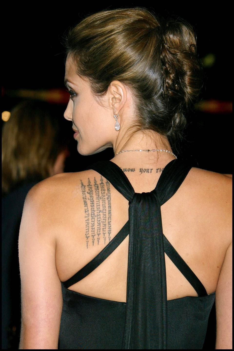 Angelina Jolie et son tatouage khmer