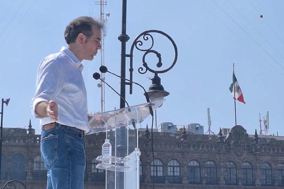 Lorenzo Córdova, exconsejero presidente del INE, leyendo su discurso durante la Marcha por la Democracia.