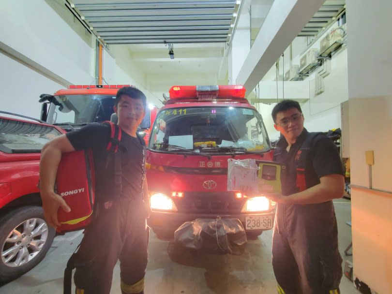 先抵達的新店分隊隊員，攜帶AED電擊器與氧氣器具到現場，並對張男做CPR處置。