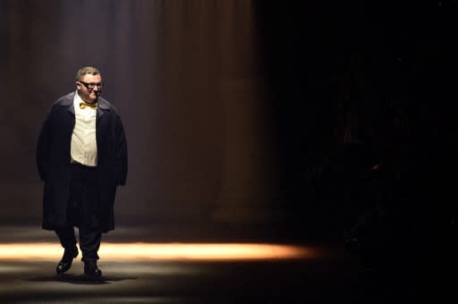 <p>Créateur de mode jusqu’au bout de ses lunettes iconiques, Alber Elbaz commence à dessiner des robes dès l’âge de 7 ans. Après trois ans passés chez Yves St Laurent, le styliste franco-israélo-américain devient directeur artistique de la maison Lanvin, en 2001. Il y reste 14 ans et relance la marque. Son style classique et élégant est comparé à celui de Jeanne Lanvin elle-même mais il y ajoute un petit grain de folie qui lui est propre. Il devient le chéri des stars en sublimant la silhouette féminine tout en respectant ses courbes. <br>En 2019, il créé sa marque AZ Factory. Il est malheureusement victime du Covid, qui l’emporte le 24 avril 2021, à l’âge de 59 ans. © Miguel MEDINA / AFP</p> 