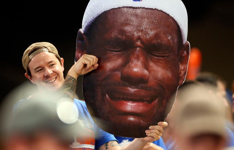 ▲球迷高舉LeBron James哭泣的惡搞照片。（圖／美聯社／達志影像）