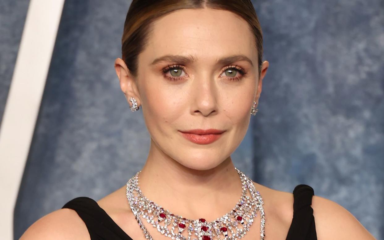 Marvel-Star Elizabeth Olsen findet es "lächerlich", ihre eigenen Stunts zu drehen: "Es gibt nicht ohne Grund ein Double." (Bild: 2023 Getty Images/Amy Sussman)