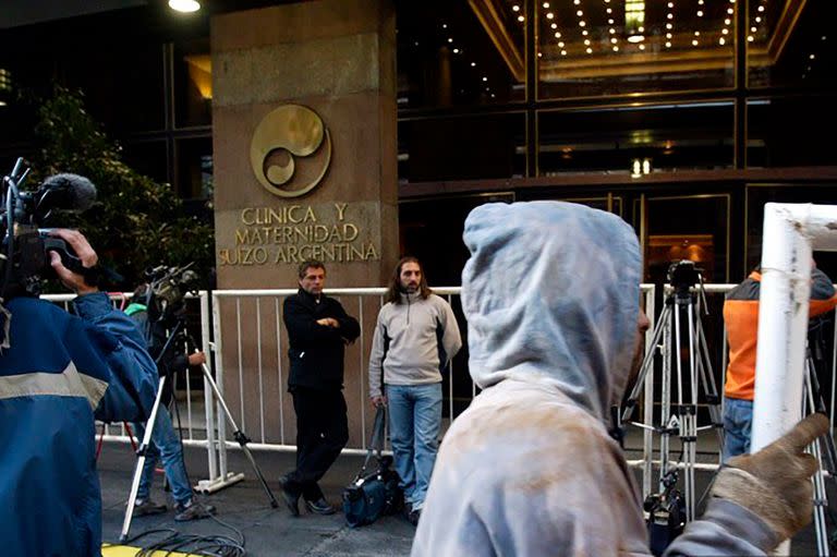 Guardia periodística afuera de la clínica Suizo Argentina en donde estaba internado Diego Maradona el 5 de mayo de 2004.