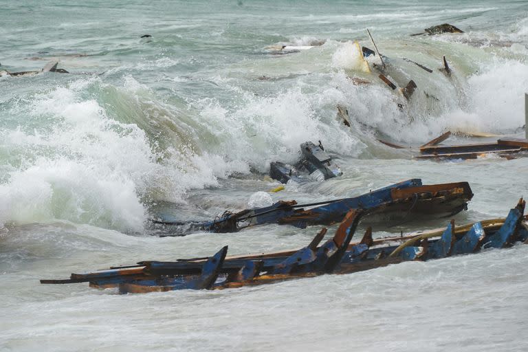 Los restos del bote fueron arrastrados por el agua