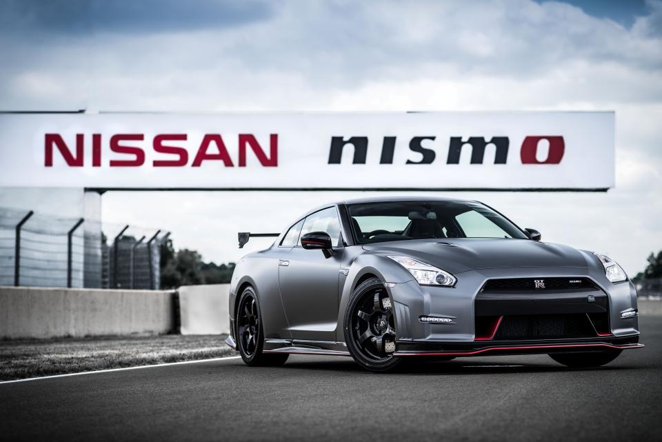 <p>Kein Auto in dieser Fahrzeugklasse ist so teuer wie der Nissan GT-R Nismo (441 kW), den es ab 184.950 Euro zu kaufen gibt. Die Gesamtkosten pro Monat belaufen sich laut ADAC auf 2769 Euro oder 2,21 Euro pro Kilometer. (Bild: Nissan) </p>