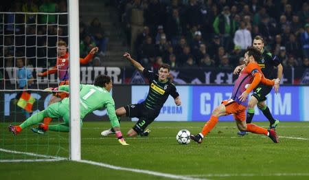 Football Soccer - Borussia Mönchengladbach v Manchester City - UEFA Champions League Group Stage - Group C - Stadion im Borussia-Park, Mönchengladbach, Germany - 23/11/16 Manchester City's David Silva scores their first goal Reuters / Wolfgang Rattay Livepic