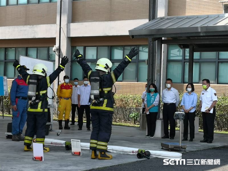 蔡英文今日在徐國勇陪同下，到南投視察消防署訓練中心和特種搜救隊。（圖／內政部提供）