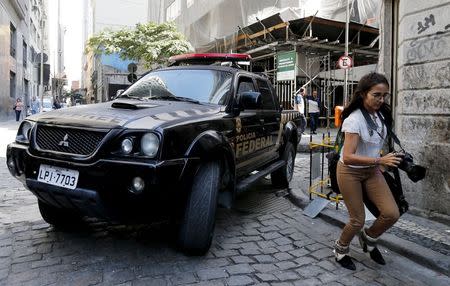 A federal police car leave the headquarters of Eletrobras' Eletronuclear division in Rio de Janeiro, Brazil, July 28, 2015. REUTERS/Sergio Moraes