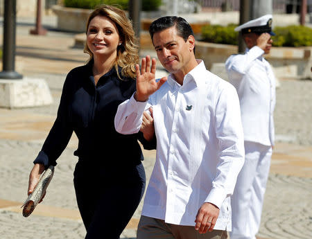 Mexico's President Enrique Pena Nieto and his wife and first lady Angelica Rivera arrive at the convention center before the opening of the 25th Iberoamerican Summit in Cartagena, Colombia October 29, 2016. REUTERS/John Vizcaino