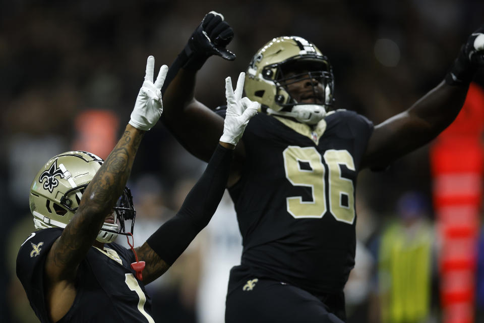 NOVA ORLEANS, LOUISIANA - 08 DE SETEMBRO: Alontae Taylor #1 do New Orleans Saints reage após um sack contra o Carolina Panthers no Caesars Superdome em 08 de setembro de 2024 em Nova Orleans, Louisiana. (Foto de Chris Graythen/Getty Images)