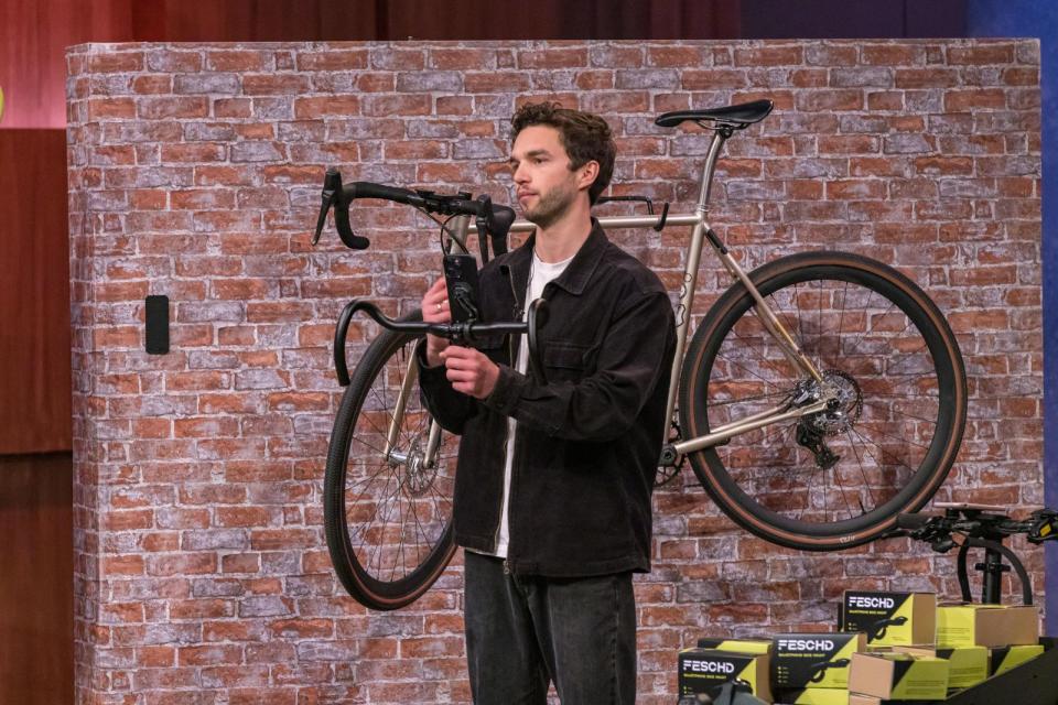 Für die Fahrrad-Halterung von "Feschd" kam dann doch noch ein Geschäft zustande. Co-Gründer Simon freute sich, dass Nils Glagau von seinem ursprünglichen "Nein" doch noch mal Abstand nahm. (Bild: RTL / Bernd-Michael Maurer)