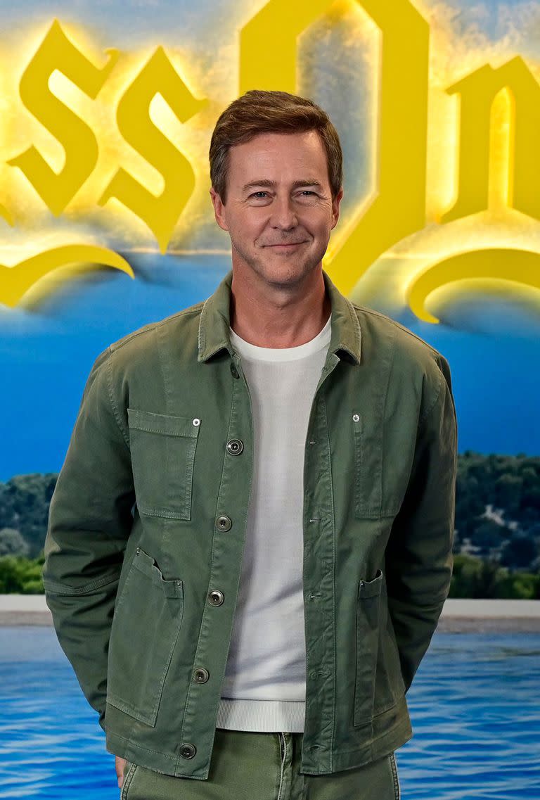 Edward Norton eligió un look descontracturado