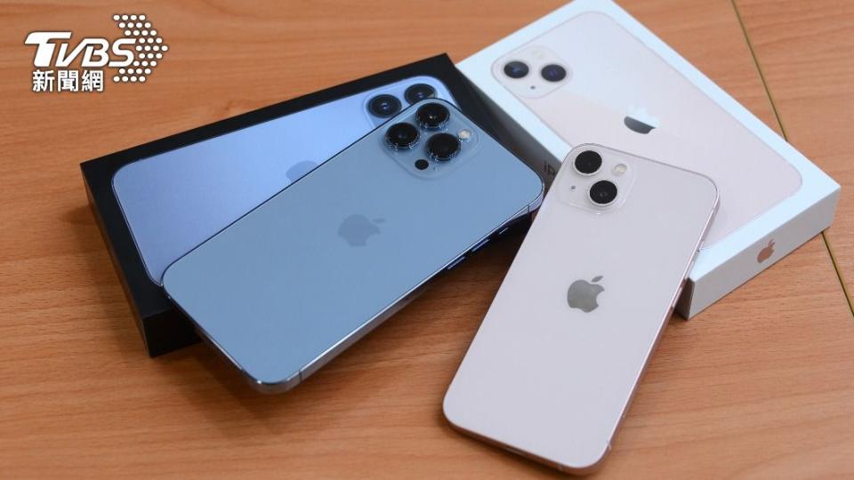 目前最熱門的是iPhone 13粉色（128GB）、iPhone 13 Pro天峰藍（128GB）。（圖／TVBS）