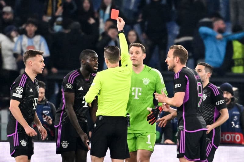 Referee Francois Letexier shows Bayern Munich's Dayot Upamecano (2nd L) the red card during the UEFA Champions League round of 16 first leg soccer match between Lazio Roma and Bayern Munich at the Olympic Stadium. Sven Hoppe/dpa