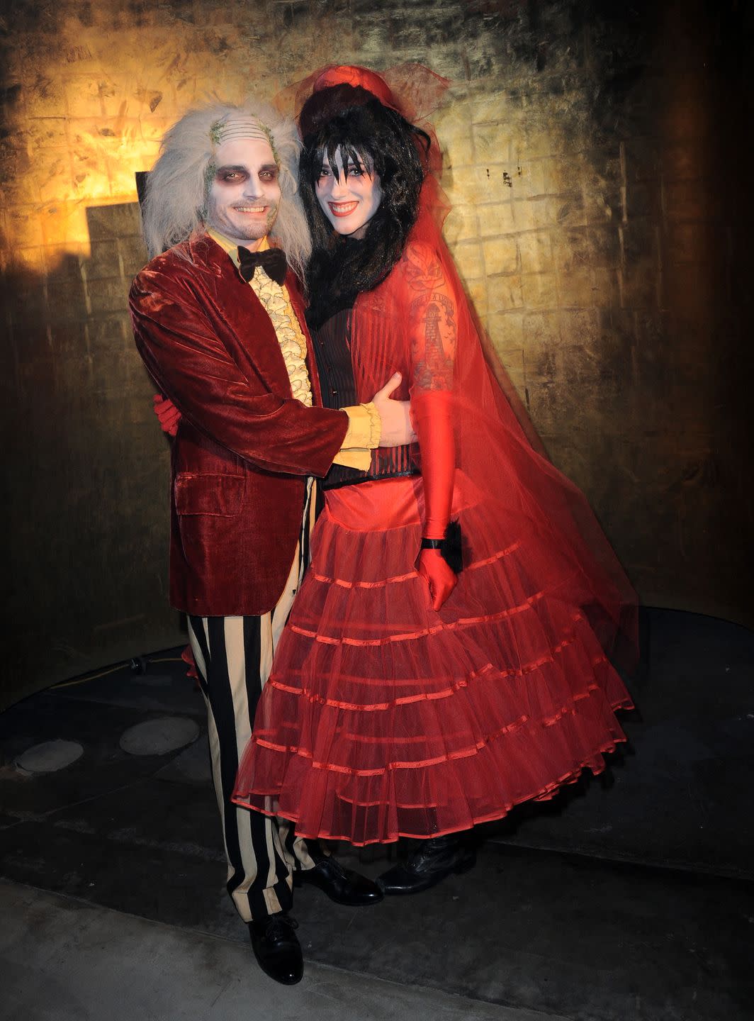 couples halloween costumes beetlejuice and lydia from beetlejuice