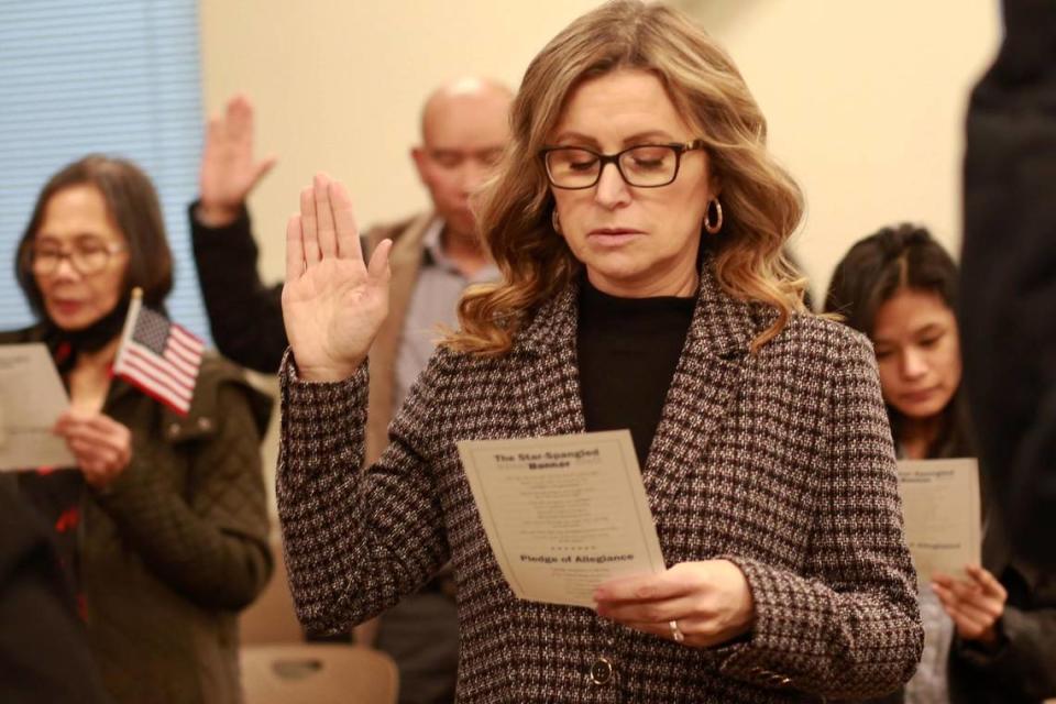 María Mercedes Aguilar, de Azores toma juramento a la bandera de los Estados Unidos durante una ceremonia de naturalización el martes, 24 de enero en las oficinas del Servicios de Inmigración y Ciudadanía de los Estados Unidos en Fresno.