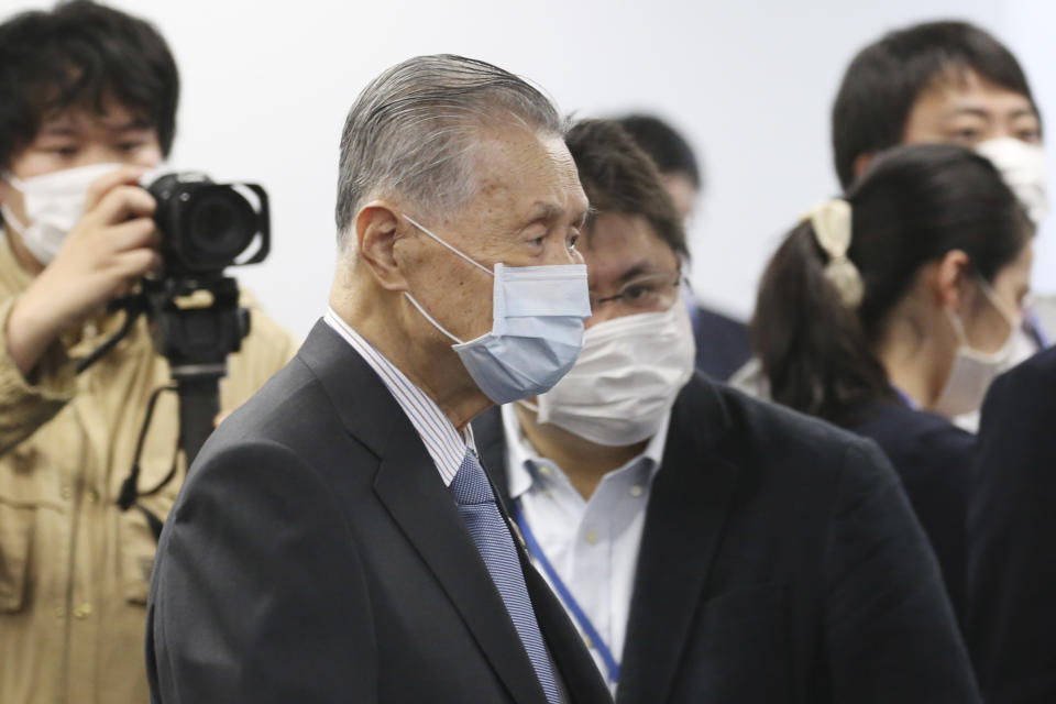 El presidente del Comité Organizador de Tokio 2020 Yoshiro Mori arriba a la primera reunión de la llamada Fuerza Especial del Nuevo Lanzamiento de Tokio 2020" el jueves, 26 de marzo del 2020, en Tokio. (AP Foto/Koji Sasahara)